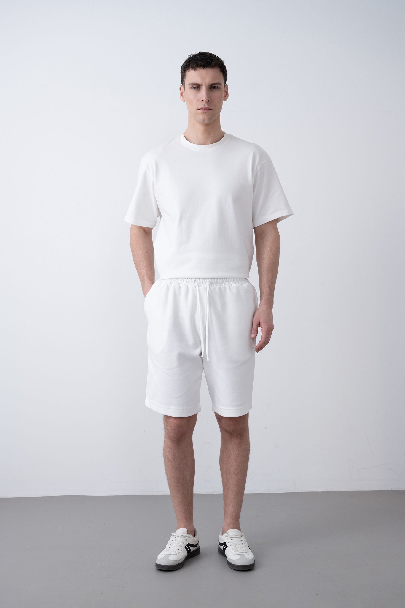 "NOIR" Penye Şort – Beyaz - Oversize Fit